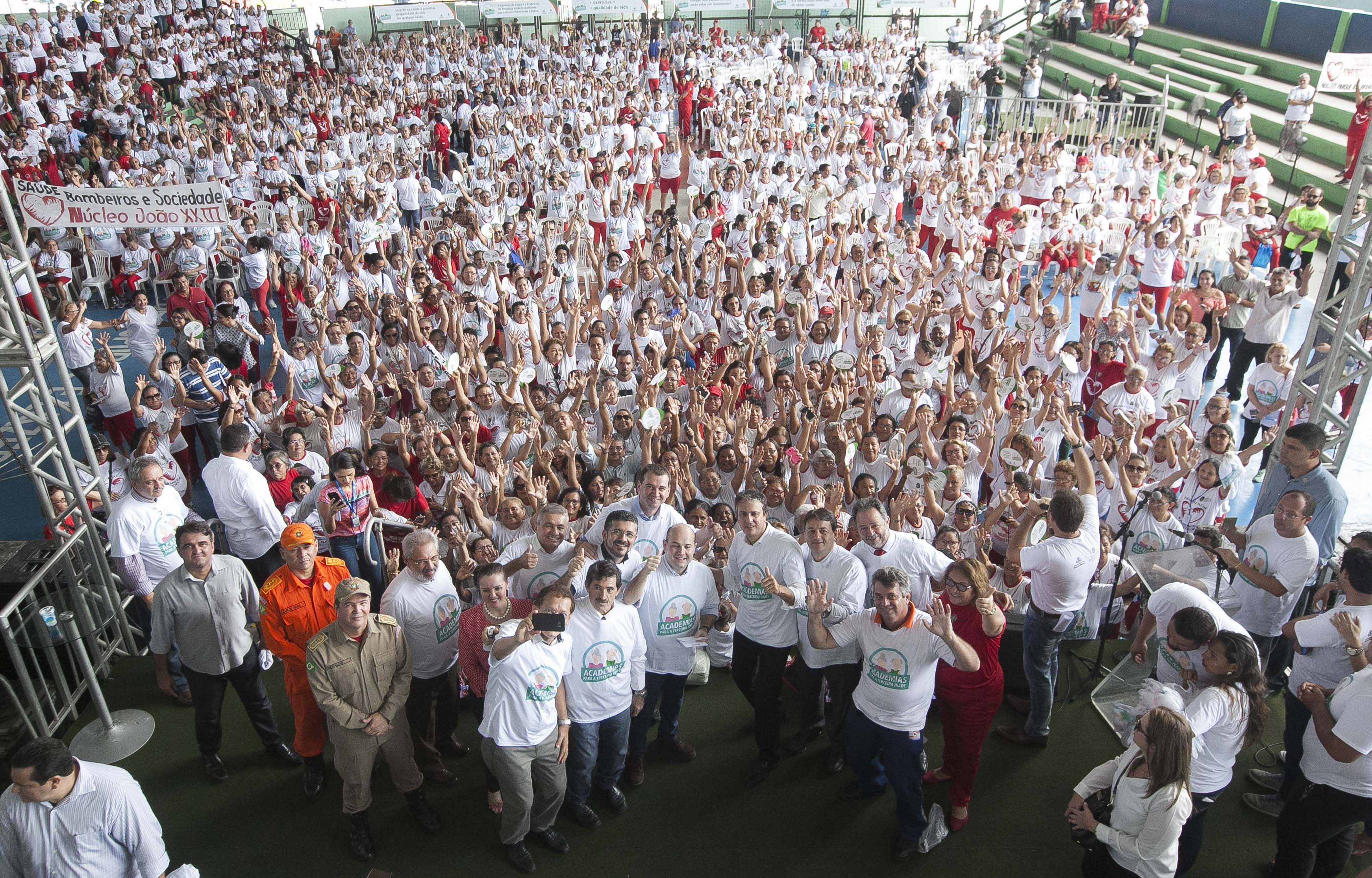 multidão celebra entrega kits esportivos