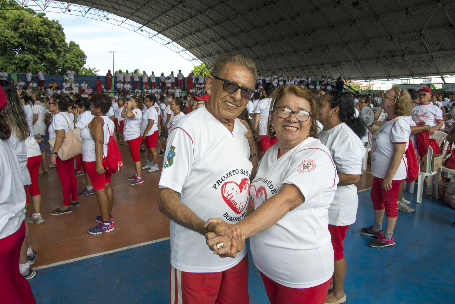 Casal de idosos dança durante evento com governador