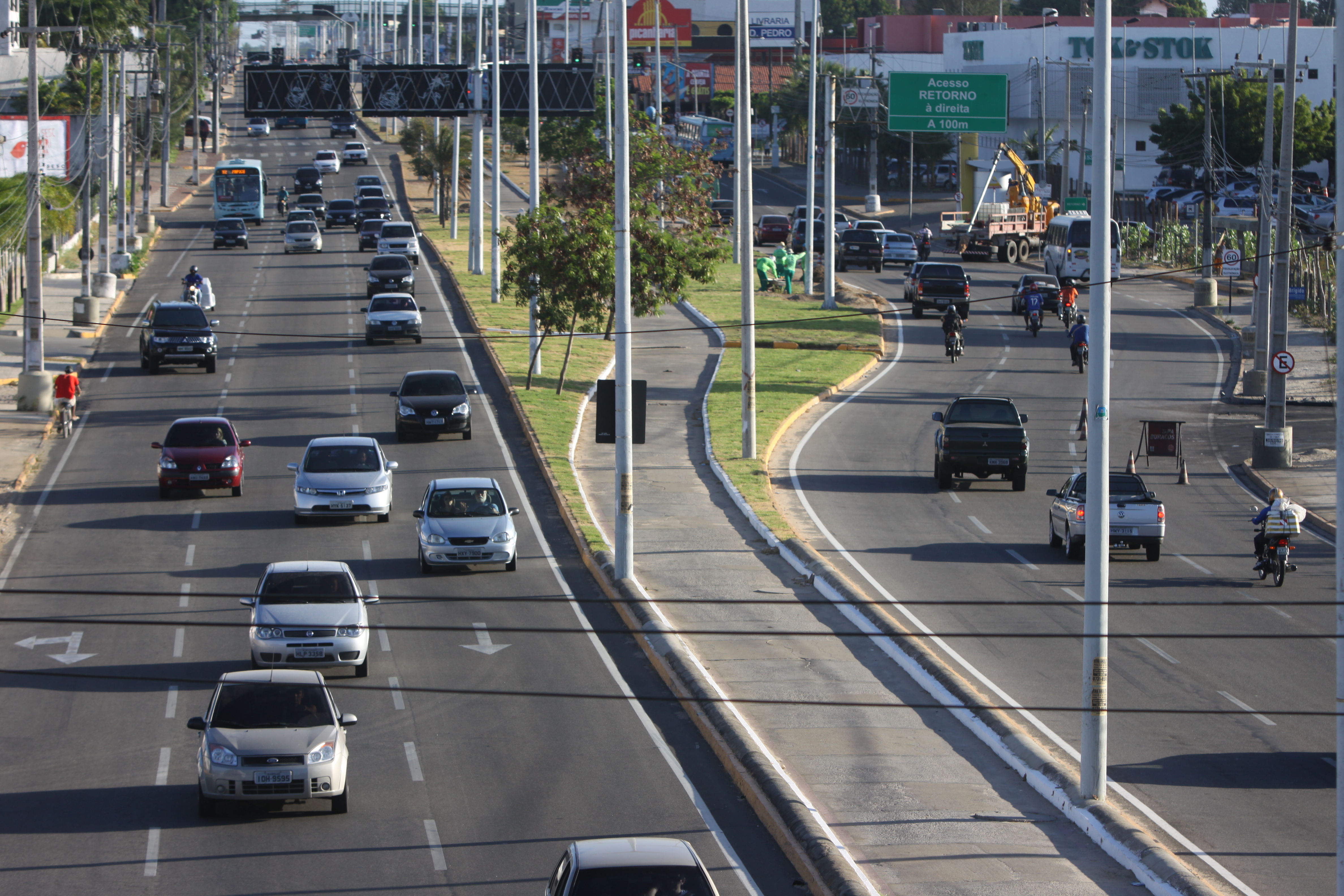 imagem com vários carros em trânsito por grande avenida de Fortaleza