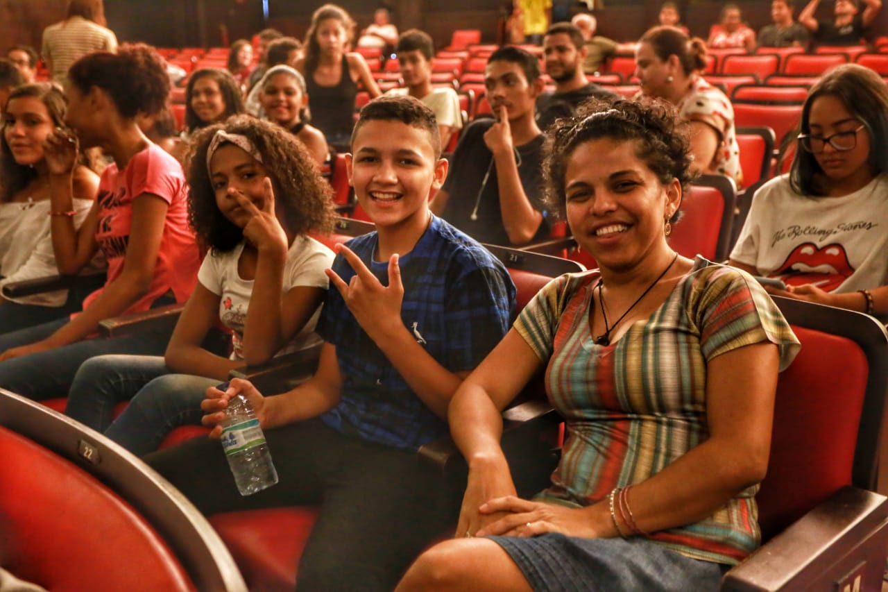 Jovens do Vicente Pinzón e Genibaú conhecem Cineteatro São Luiz