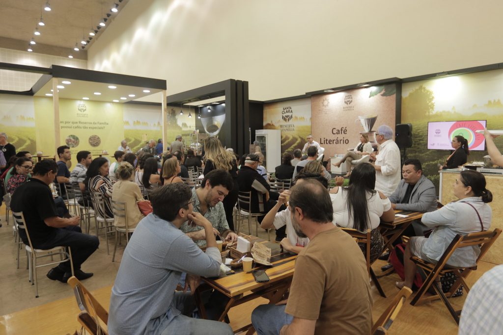 Café Literário reúne leitores para debates sobre gastronomia e literatura