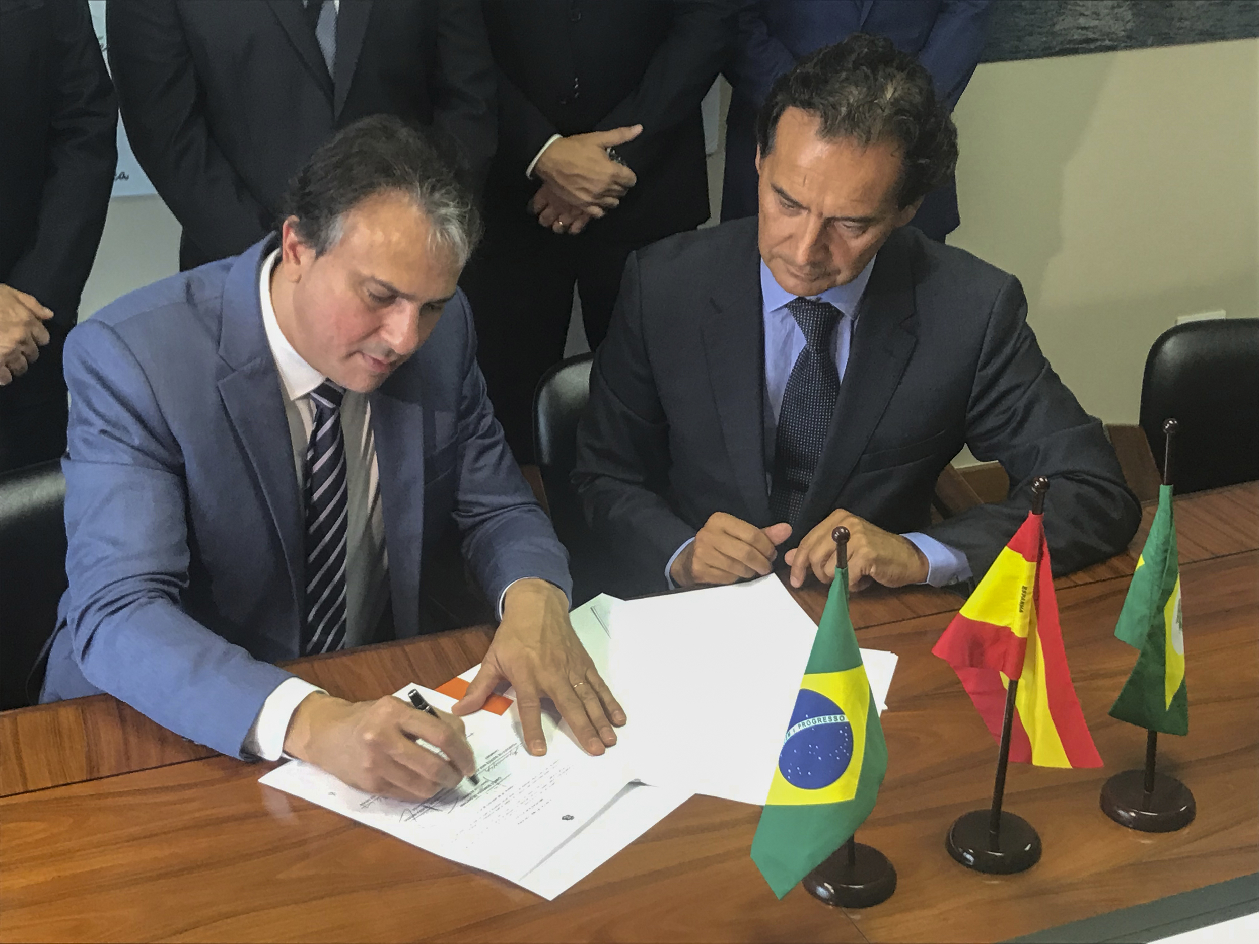 governador assina acordo para mais duas fábricas no Ceará