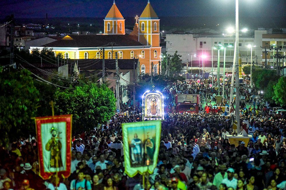 Foto noturna de Davi Pinheiro mostra a vista superior da igreja de Canindé e do corredor cultural cheio de romeiros