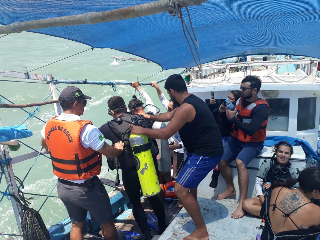Equipes de mergulhadores e helicópteros monitoram litoral