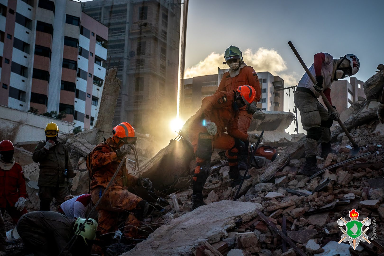 Bombeiros trabalhando em resgate no desmoronamento do Edifício Andrea