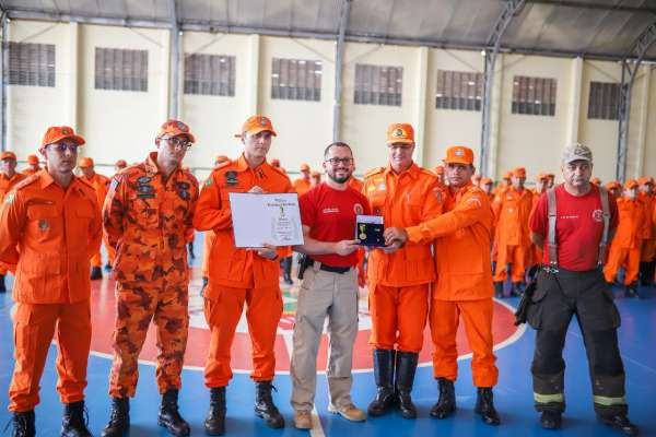 Corpo de Bombeiros recebe condecoração mais importante da Segurança Pública